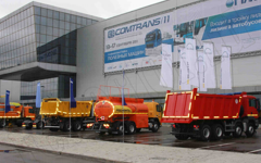 Автомобили, маркированные лентой Reflexite®, перед входом в павильон COMTRANS/11